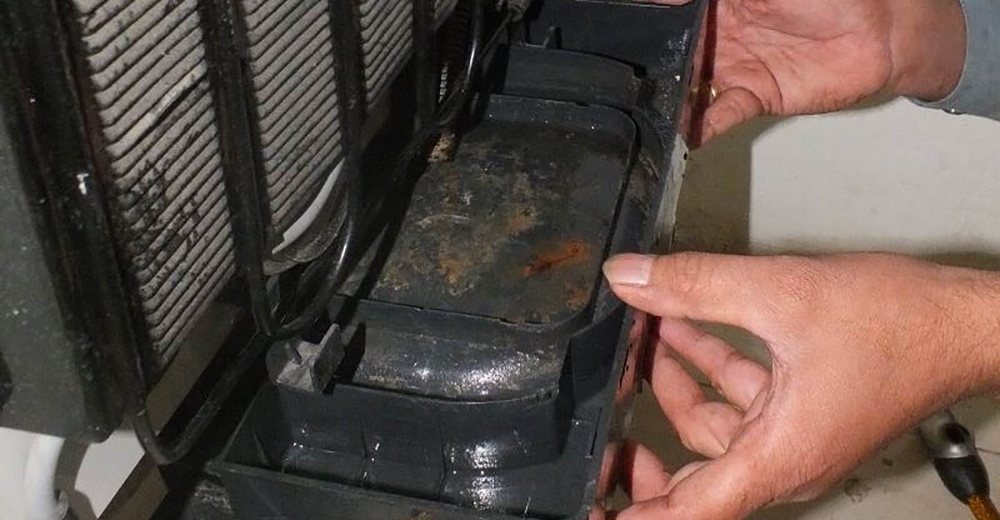 Cách khắc phục tiếng ồn rè rè của tủ lạnh ngay tại nhà 7 Chảo đựng nước thải bị lệch hoặc hỏng