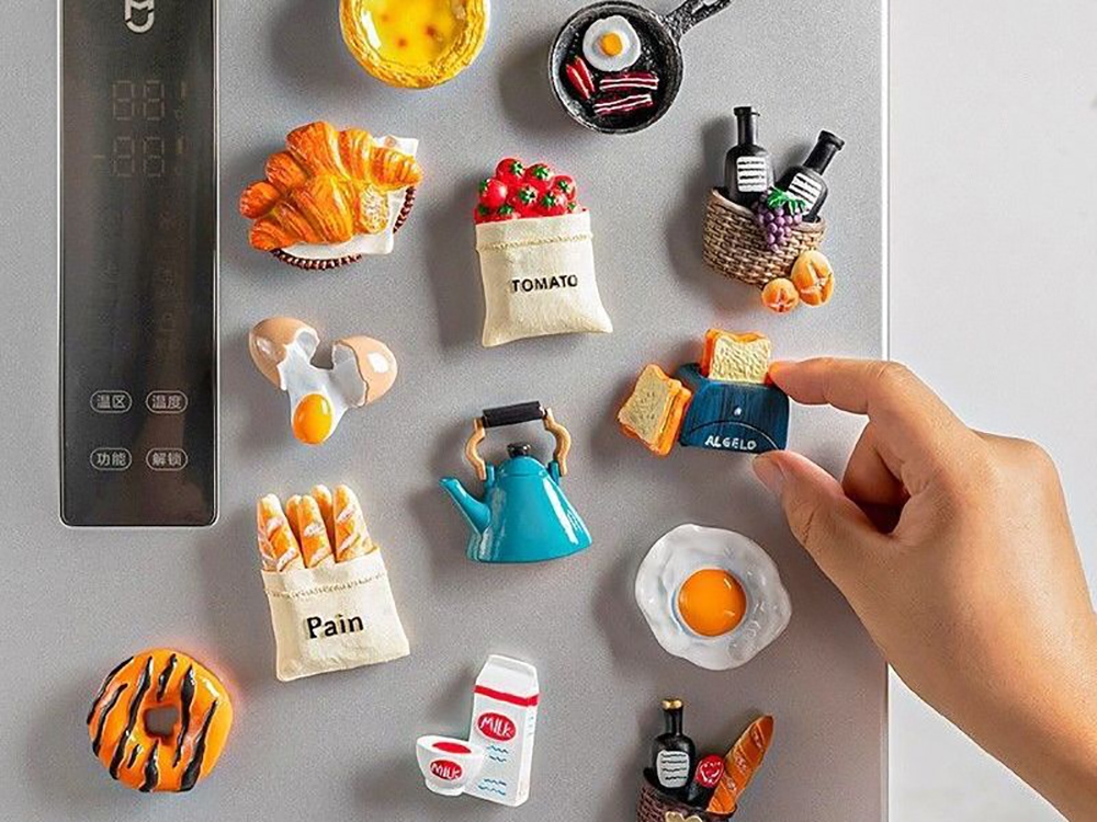 Cách khắc phục tiếng ồn rè rè của tủ lạnh ngay tại nhà 11 Nam châm hoặc vật dụng trên nóc tủ lạnh