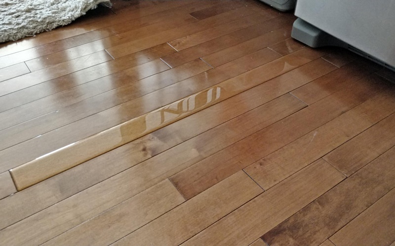 Chảy nước ra sàn từ khay nước phía sau tủ